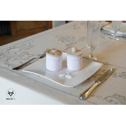 petite boîte de conserve décorée